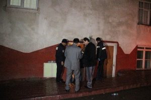 Zili &ccedil;alıp silahla vurdular