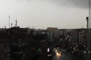 Kara bulutlar g&uuml;nd&uuml;z&uuml; geceye &ccedil;evirdi