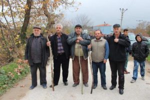 K&ouml;yl&uuml;ler ellerinde sopa ile yolu kapattı