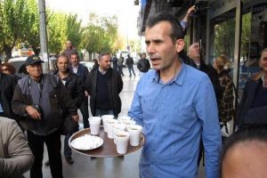 CHP'lilerden Gen&ccedil;'i protesto eden AK Parti'lilere &ccedil;ay ikramı