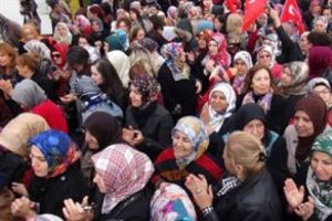 AK Partili kadınlar Kamer Gen&ccedil;'i protesto etti