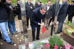 Bakan'dan Paris'te anlamlı ziyaret