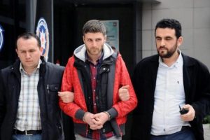 Bursa'da pencereden ka&ccedil;an dolandırıcı kafede yakalandı