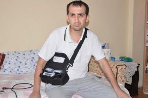 Kalbini &ccedil;antasında taşıyan adam &ouml;ld&uuml;