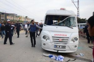 K&uuml;&ccedil;&uuml;k &ccedil;ocuğu ezen şof&ouml;r&uuml; lin&ccedil;ten polis kurtardı