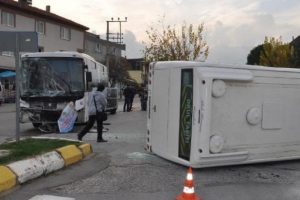 &Ouml;ğrenci servisi kaza yaptı: 16 yaralı