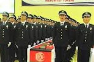 Afgan polislerin mezuniyet heyecanı