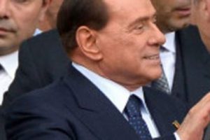 Berlusconi'nin sevgilisi Papa'dan 'af dileyecek'