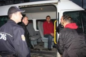 'Dur' ikazına uymayan 3 kişi g&ouml;zaltına alındı
