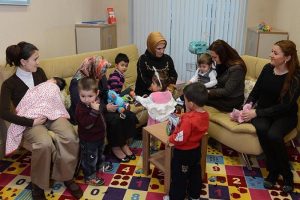 Emine Erdoğan &ccedil;ocuk oyun alanını gezdi