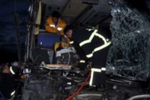 Yolcu otob&uuml;s&uuml; ile kamyon &ccedil;arpıştı:20 yaralı