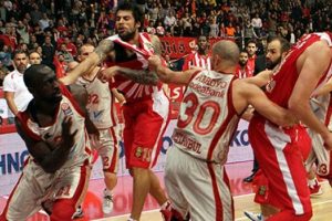 Olimpiakos-Galatasaray Liv Hospital ma&ccedil;ında yumruklar konuştu!