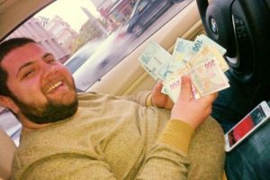 Arkadaşının 60 bin lirası ile &ouml;nce fotoğraf &ccedil;ektirdi sonra ka&ccedil;tı