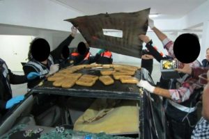 Yunan plakalı bir ara&ccedil;tan uyuşturucu &ccedil;ıktı