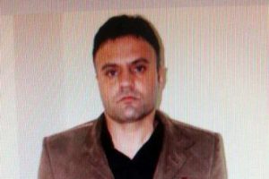 K&ouml;şk'e silahla geldi