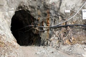 Maden ocağında bir iş&ccedil;i mahsur kaldı