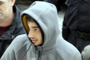 Silahla ev bastı, misafiri vurdu