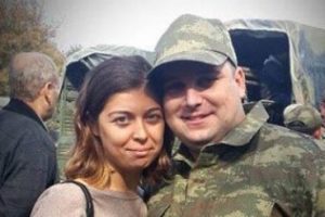 Askerdeki eşini ziyarete gidiyordu