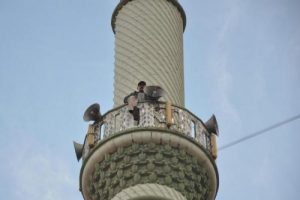 Minarede intihar girişimi