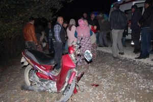 Motosiklet s&uuml;r&uuml;c&uuml;s&uuml; asfalta d&uuml;ş&uuml;p &ouml;ld&uuml;