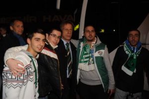 Taraftar Timsah'ı bağrına bastı