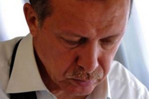 Başbakan u&ccedil;akta b&ouml;yle şarkı s&ouml;yledi!