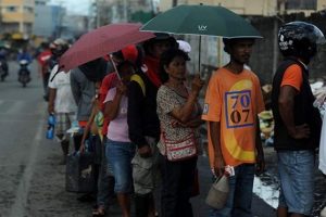 Filipinler'de halk gaz kuyruğunda