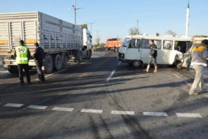 TIR, iş&ccedil;i servisine &ccedil;arptı
