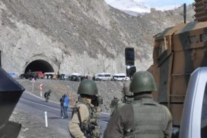 Karayolunda bomba izi s&uuml;r&uuml;ld&uuml;