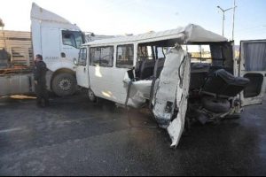 TIR minib&uuml;s&uuml; bi&ccedil;ti: 21 yaralı