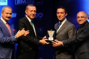 Ko&ccedil; &ouml;d&uuml;l&uuml;n&uuml; Erdoğan'ın elinden aldı