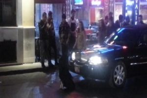 Limuzinin &ouml;n&uuml;nde b&ouml;yle bekledi