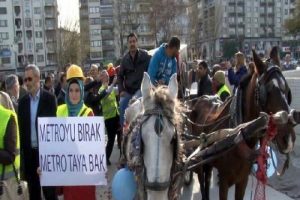 At arabalı ve faytonlu metro protestosu
