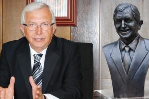 CHP'li başkan kendi heykelini dikti