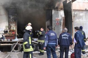 Mobilya deposunda korkutan yangın
