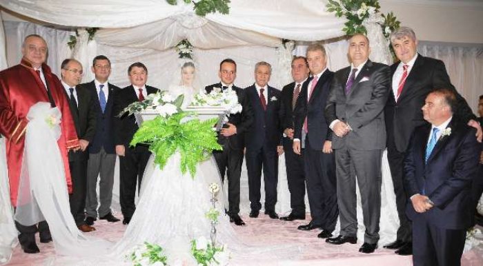 Arın&ccedil;, nikah şahidi oldu