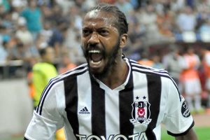Fernandes, hakemin &uuml;zerine y&uuml;r&uuml;d&uuml;!