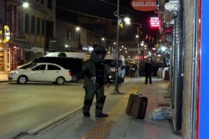 Kaldırıma bırakılan bavuldan bakın ne &ccedil;ıktı?