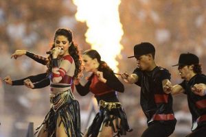 Selena Gomez'in seksi performansı m&uuml;sabakayı unutturdu