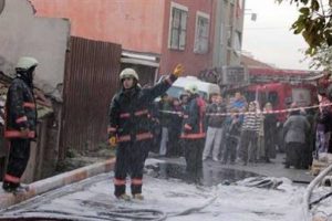 Yaşlı &ccedil;ift yangından son anda kurtarıldı