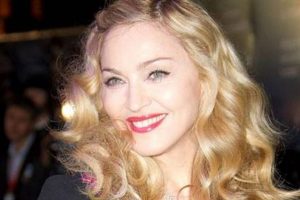 Madonna evsiz kardeşine diş taktırdı