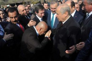 Bah&ccedil;eli i&ccedil;in yola karanfil d&ouml;k&uuml;ld&uuml;