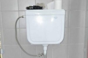 Tuvalette tabancasını unuttu