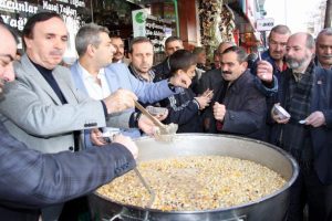 &Ouml;zgen Keskin aşure dağıttı