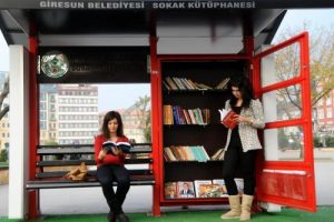 Sokak k&uuml;t&uuml;phanesine b&uuml;y&uuml;k ilgi