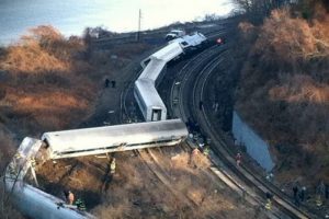 New York'ta tren nehre u&ccedil;tu
