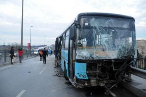 Otob&uuml;s bariyerlere girdi!