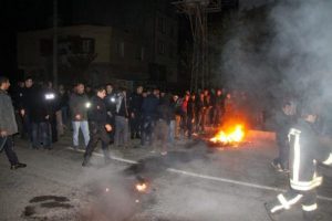 Elektrik kesintisini yol keserek protesto ettiler