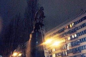 Lenin heykelini yıkmaya &ccedil;alıştılar!