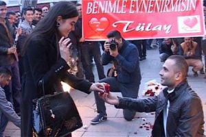 İstiklal Caddesi'nde s&uuml;rpriz evlenme teklifi